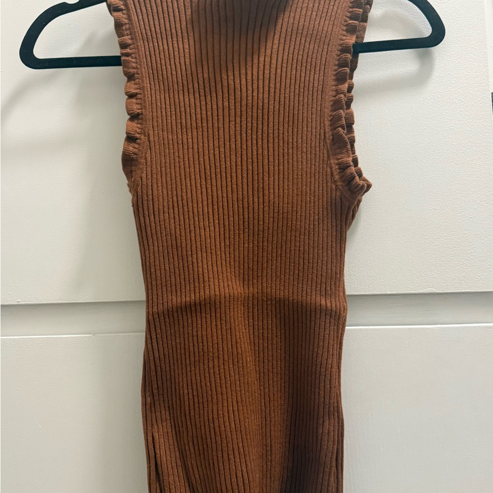 Women’s GILLI Ruffled and Ribbed Brown Sleeveless Top‎ Size Medium EUC - Picture 2 of 8